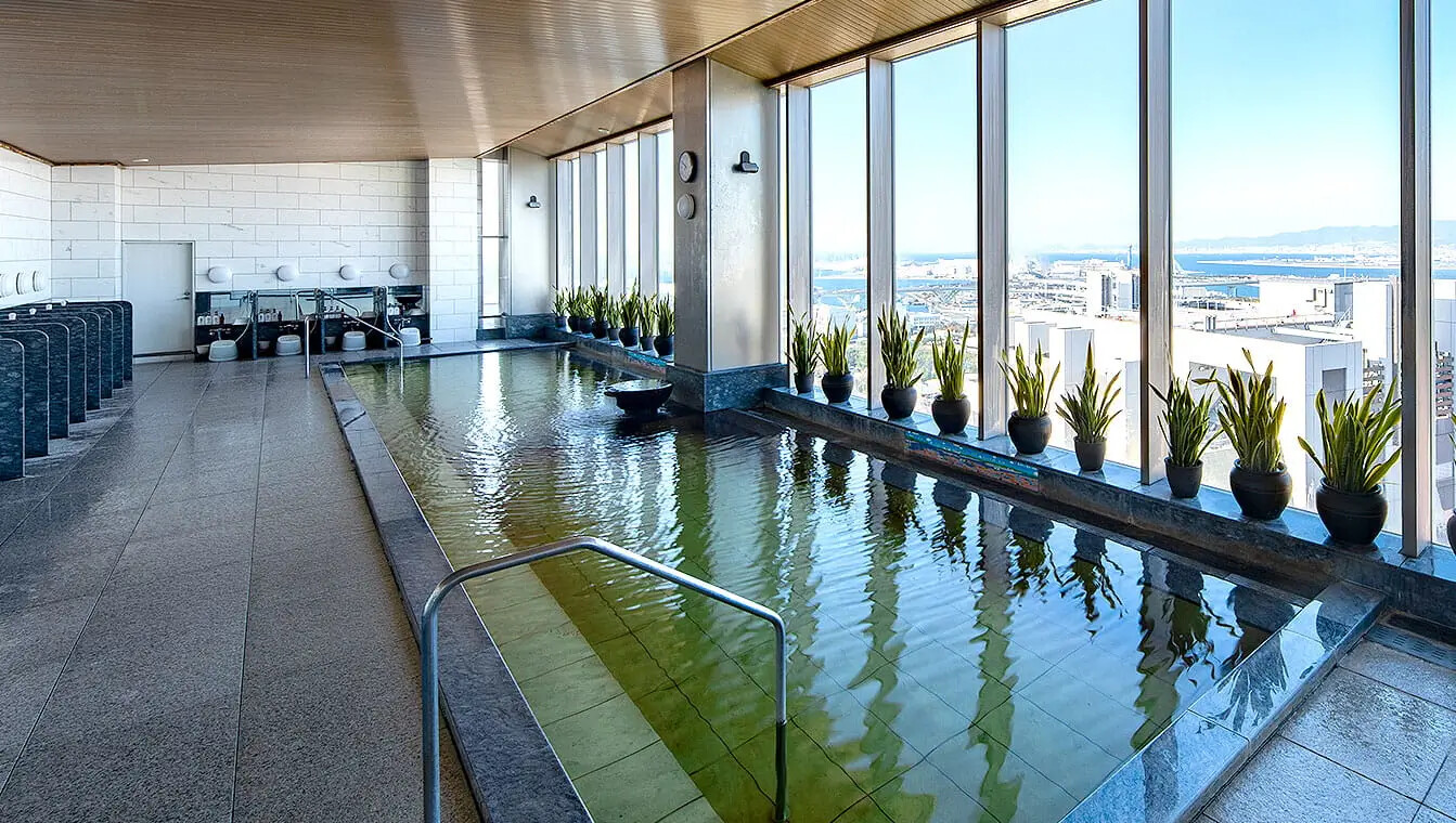 ホテル京阪 ユニバーサル・タワー — 大阪市此花区 · 31階の天然展望温泉、窓の外に大阪湾岸を望む浴槽