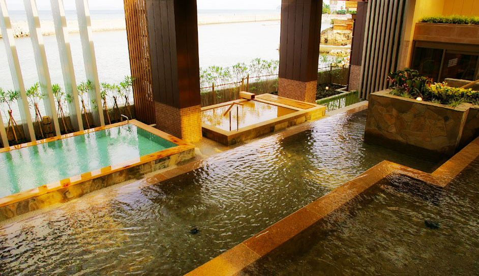 ホテルニューアワジ — 洲本市・古茂江海岸 · 浴場棟スパテラス水月にある三段湯船の「淡路棚田の湯」と紀淡海峡