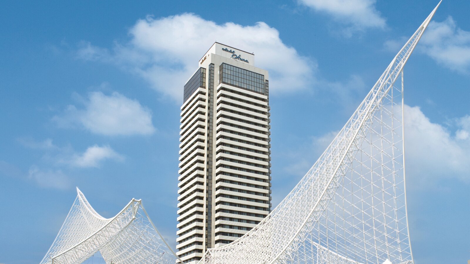 ホテルオークラ神戸 — 神戸・メリケンパーク · 神戸海洋博物館の白い屋根の奥に立つ高層タワー