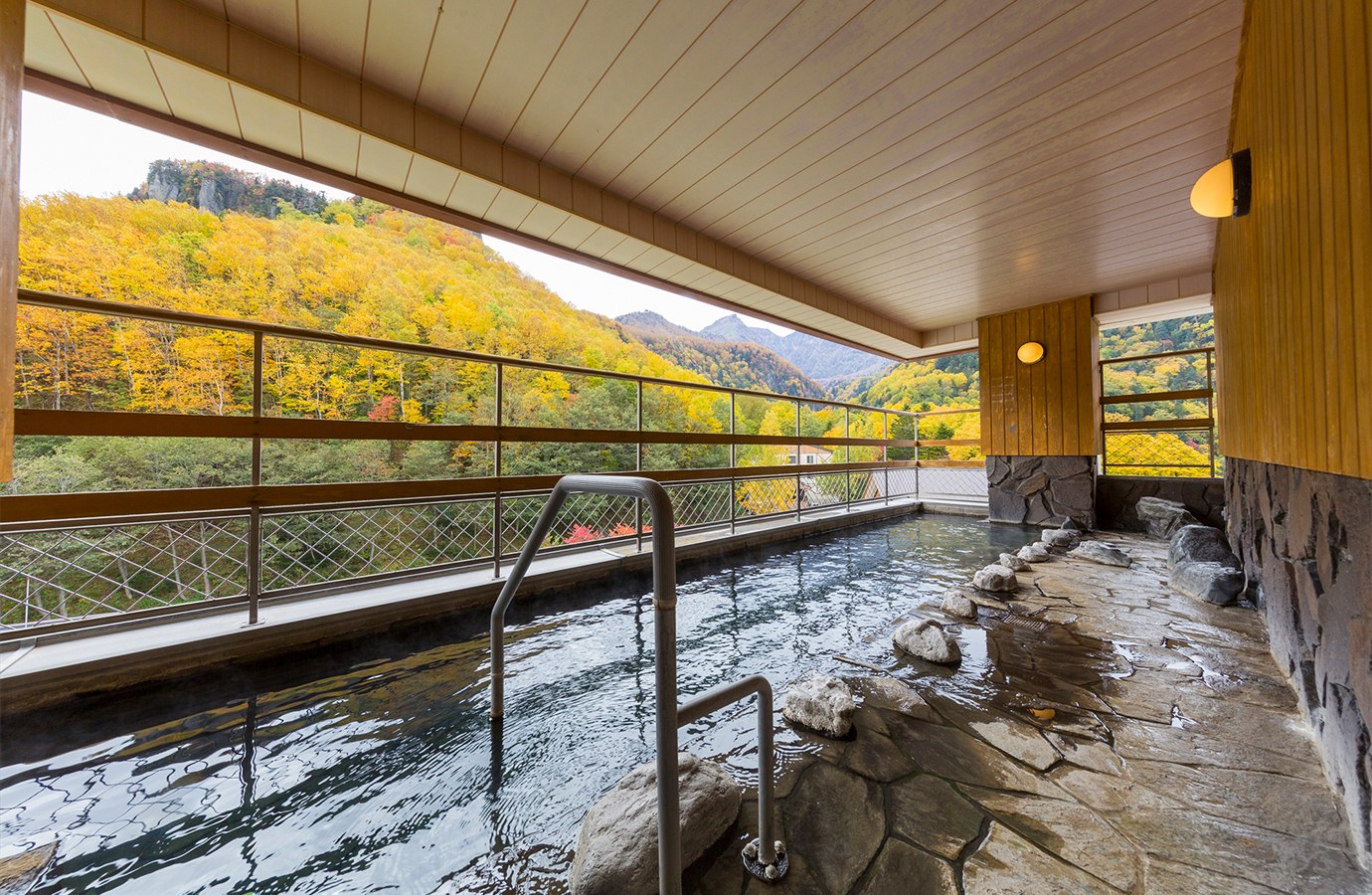 ホテル大雪 ONSEN & CANYON RESORT — 北海道上川町・層雲峡温泉 · 色づいた峡谷を正面に望む露天風呂