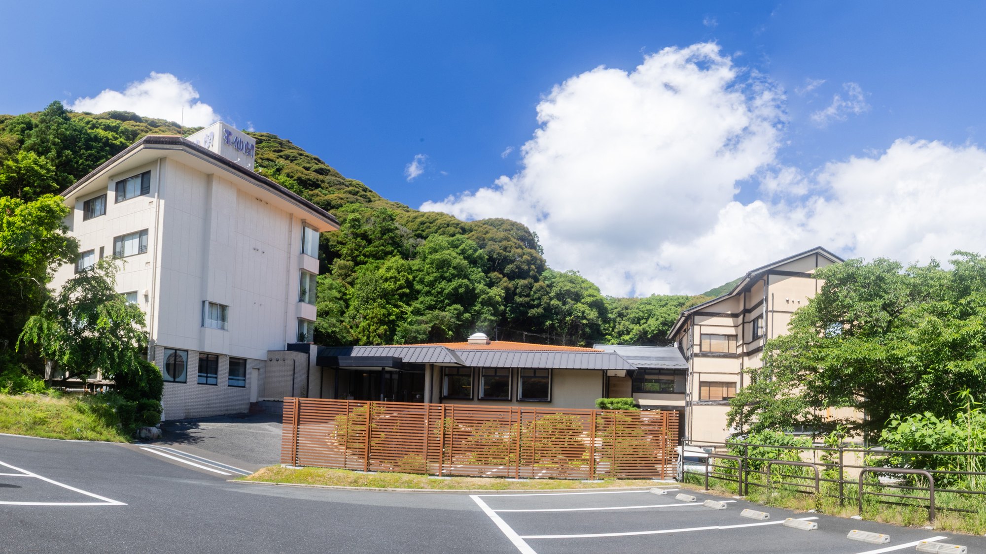 楊貴妃浪漫の宿 玉仙閣 — 山口県長門市・長門湯本温泉 · 大寧寺川沿いの高台に建つ外観