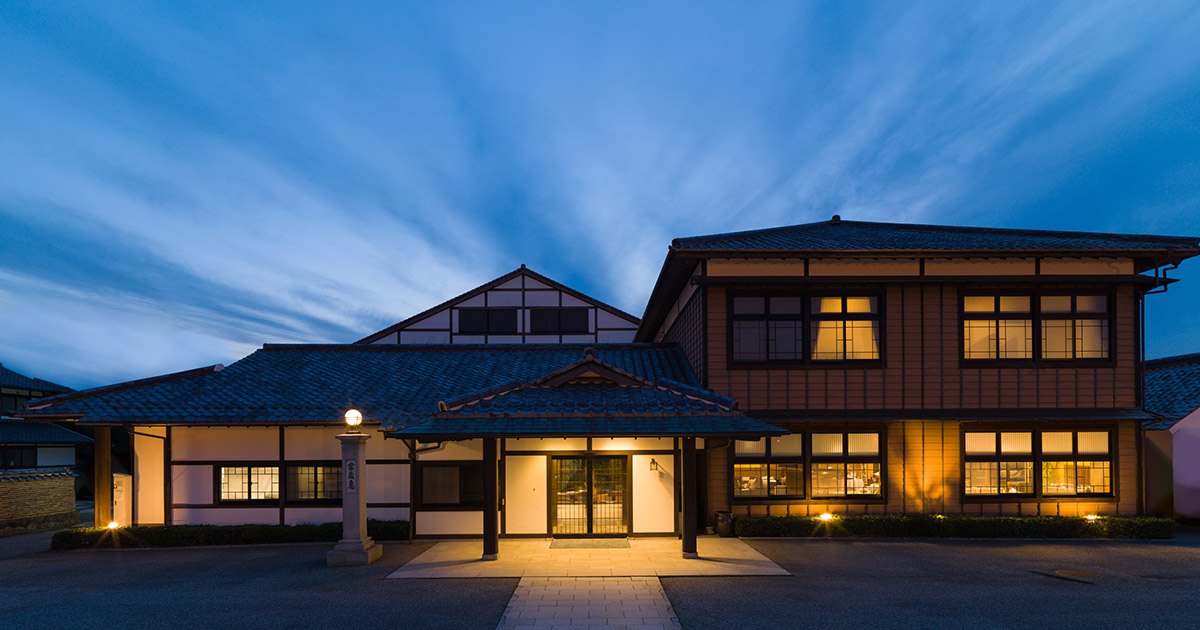 萩の宿 常茂恵 — 山口県萩市・土原 · 1925年創業「萩の迎賓館」の夕景の外観