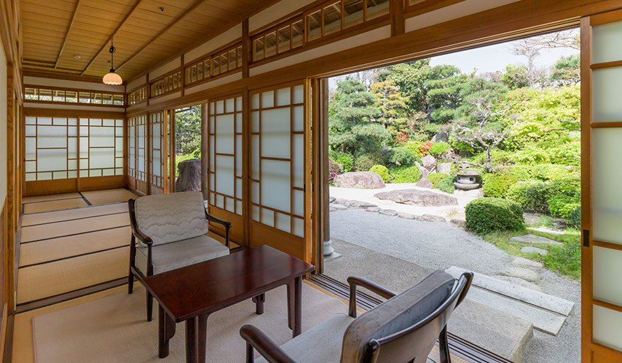 萩の宿 常茂恵 — 萩市土原 · 日本庭園に面した広縁のある和室