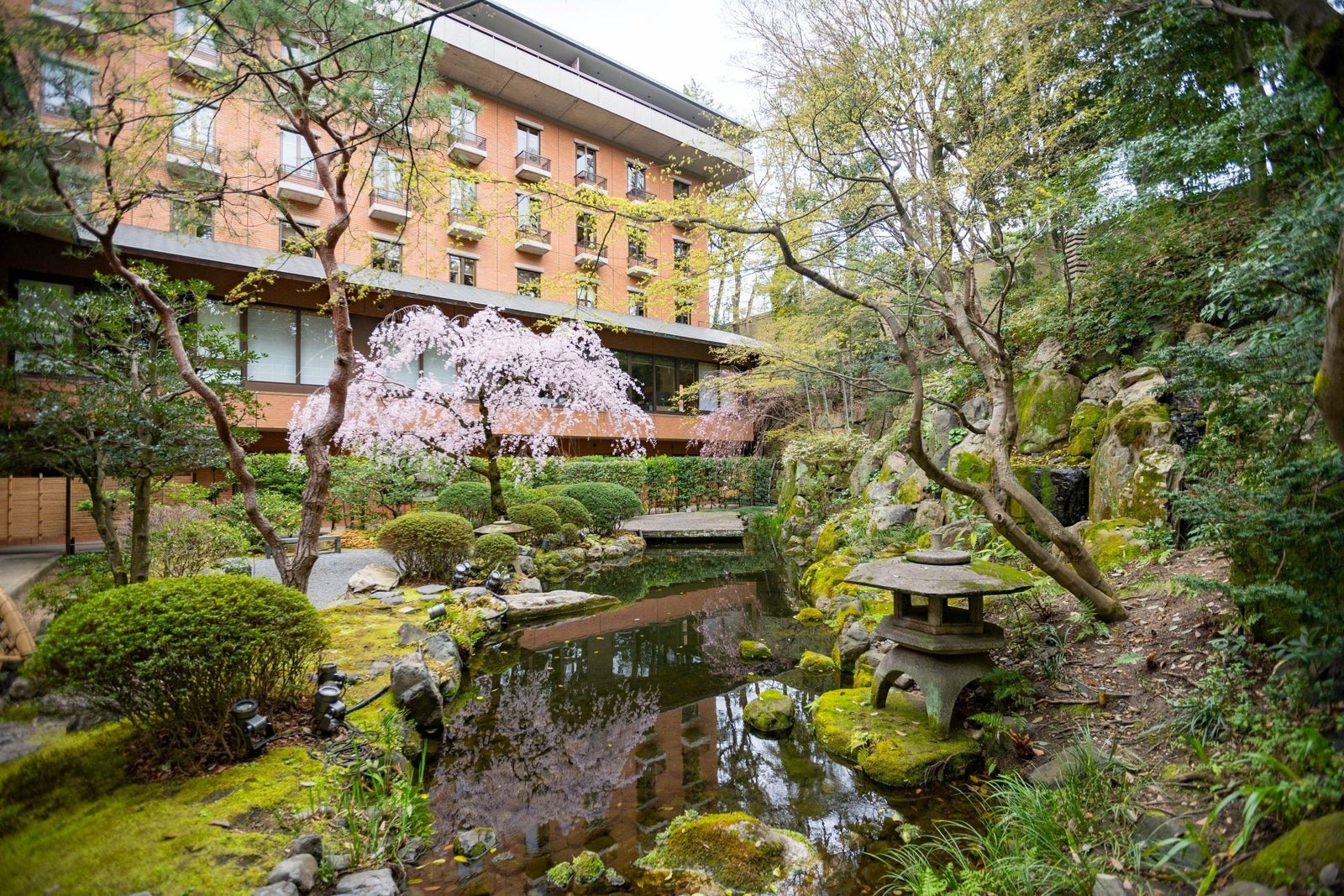 ハイアット リージェンシー 京都 — 京都市東山区・東山七条 · 館内の日本庭園と地上5階建ての客室棟