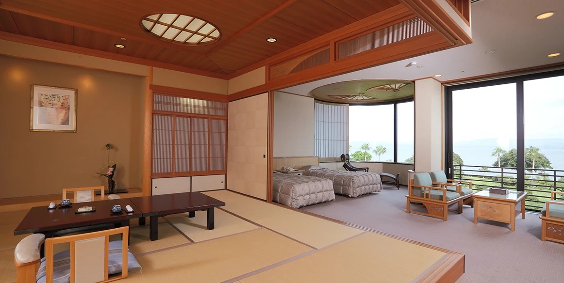 指宿白水館 — 鹿児島県指宿市東方 · 錦江湾に面した離宮棟の和洋室（総面積84㎡）