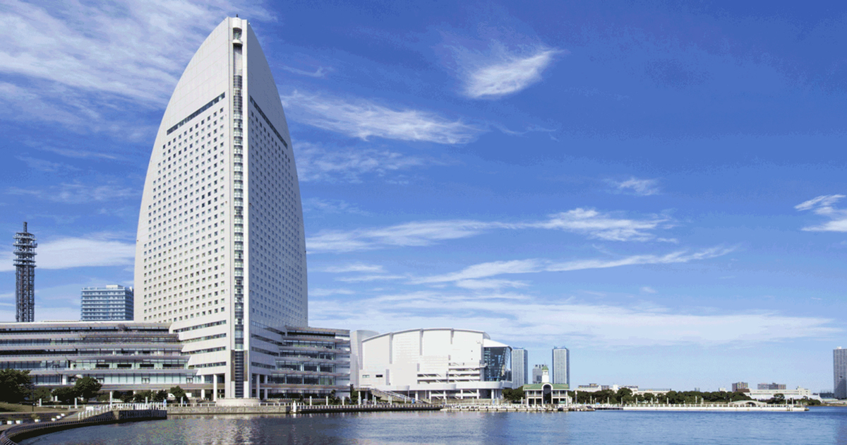 ヨコハマ グランド インターコンチネンタル ホテル — 横浜市西区みなとみらい · ヨットの帆をかたどった海辺の外観