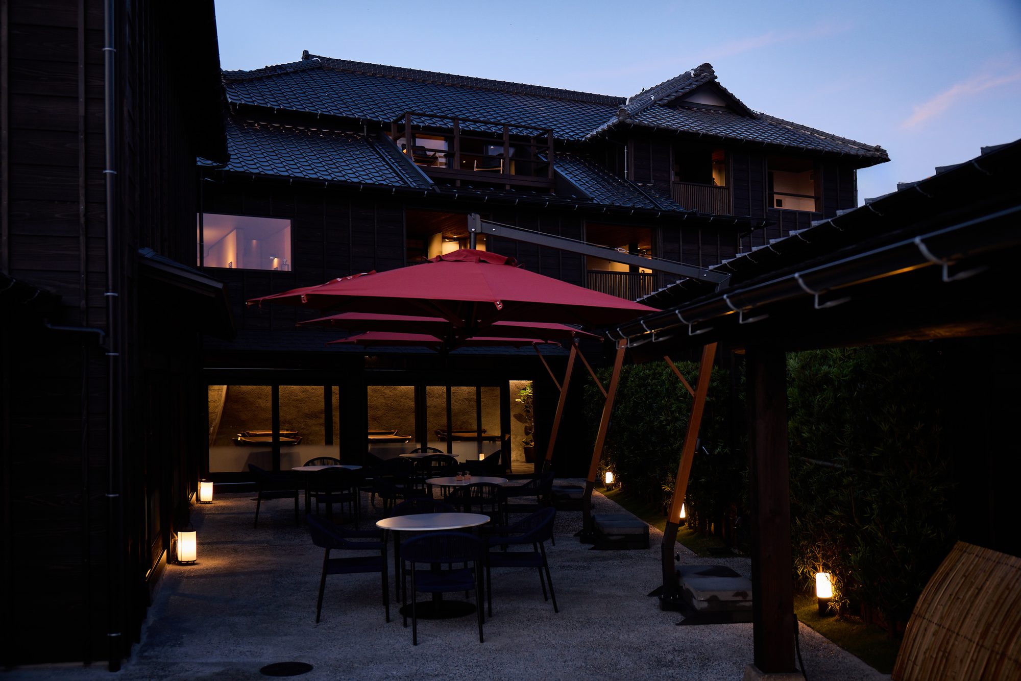 いっぺ THE SAKE RYOKAN — 千葉県鋸南町 · 日本家屋を改修した建物と中庭