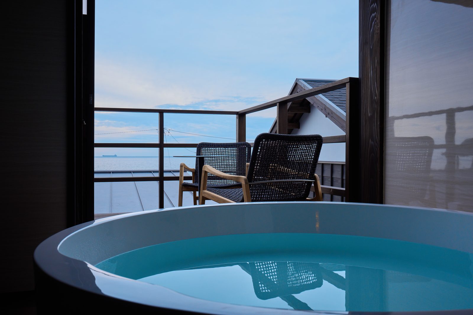 いっぺ THE SAKE RYOKAN — 千葉県鋸南町・元名海岸 · 海を望むテラスと客室の温泉風呂