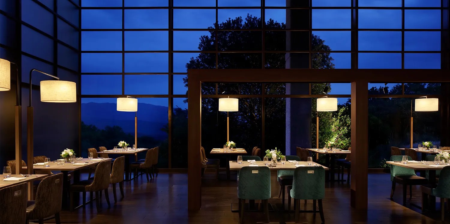 伊豆マリオットホテル修善寺 Grill & Dining G — 伊豆市・ラフォーレリゾート修善寺 · 天井の高い窓辺のダイニング