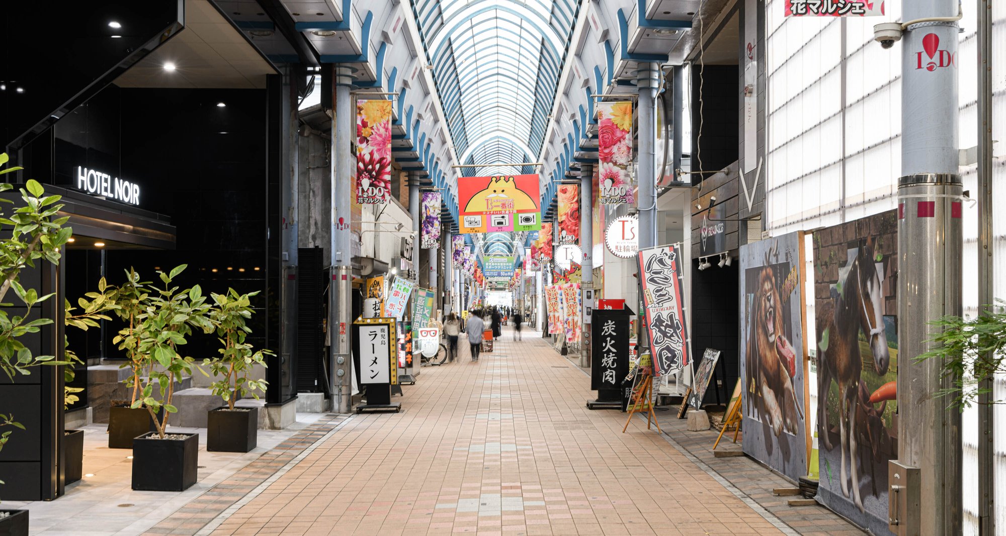 ホテルノイル鹿児島中央駅 — 鹿児島市中央町 · 中央駅東口のアーケード街に面したエントランス