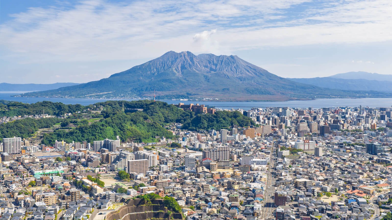 SHIROYAMA HOTEL kagoshima — 鹿児島市新照院町 · 城山の高台から望む桜島と市街地