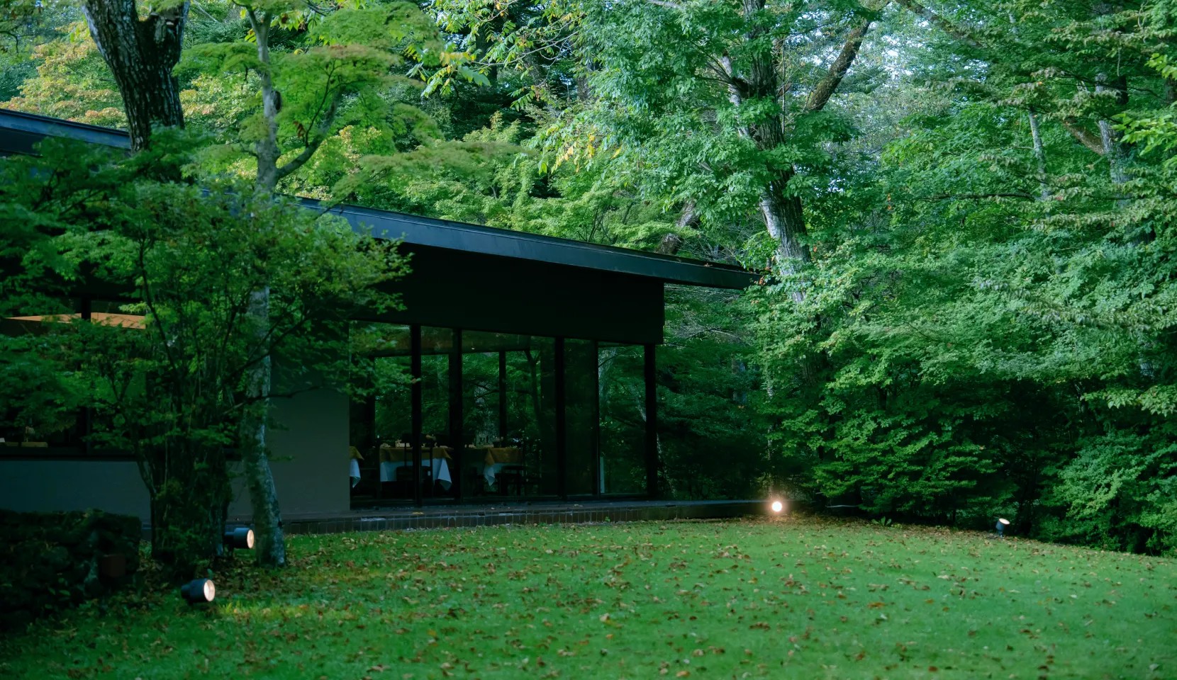 ホテル鹿島ノ森 — 軽井沢町・旧軽井沢 · 森に面した低層の本館と芝生の庭、1977年開業のクラシックホテル
