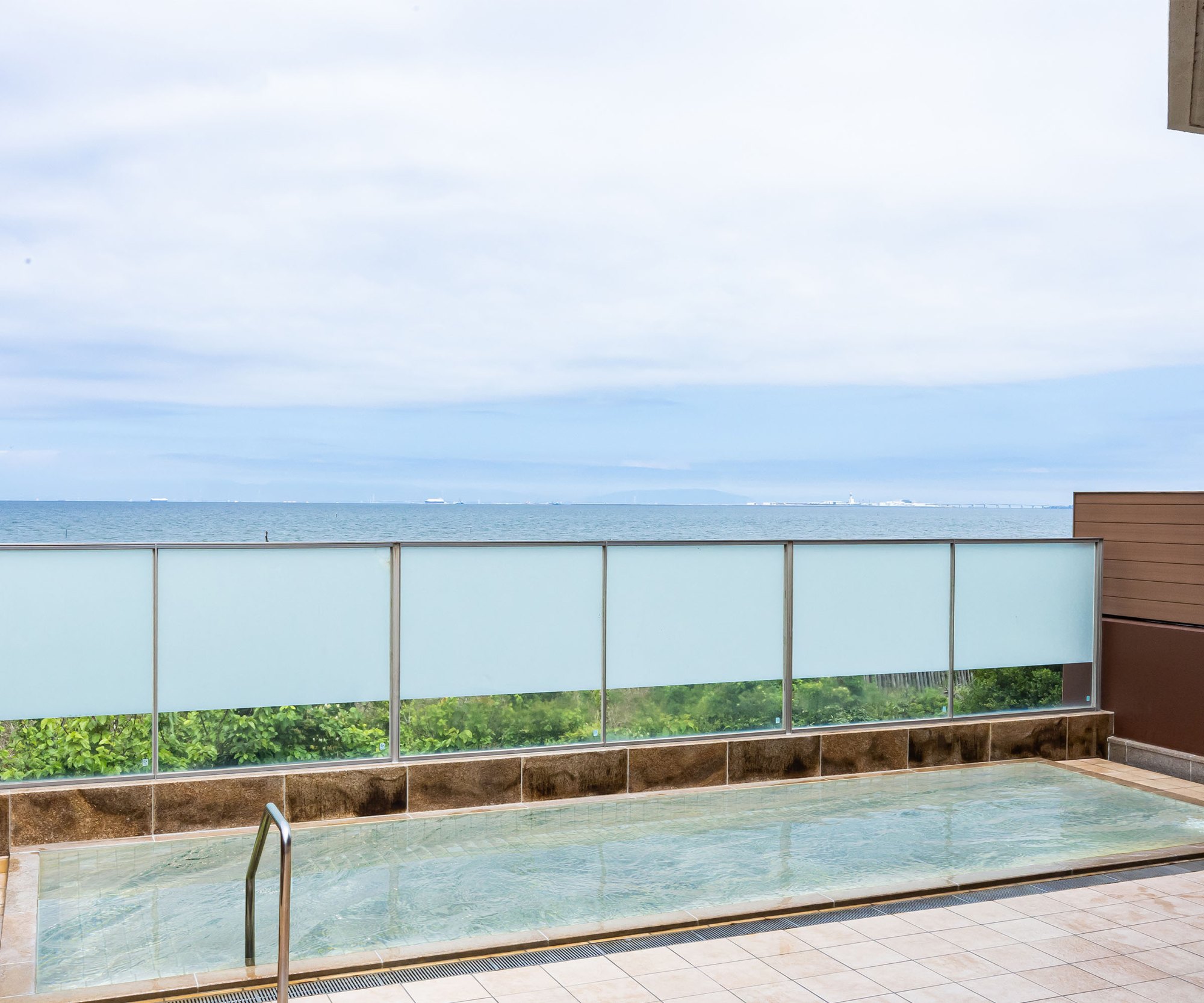 亀の井ホテル 知多美浜 — 知多郡美浜町・伊勢湾 · 海を見下ろす展望露天風呂