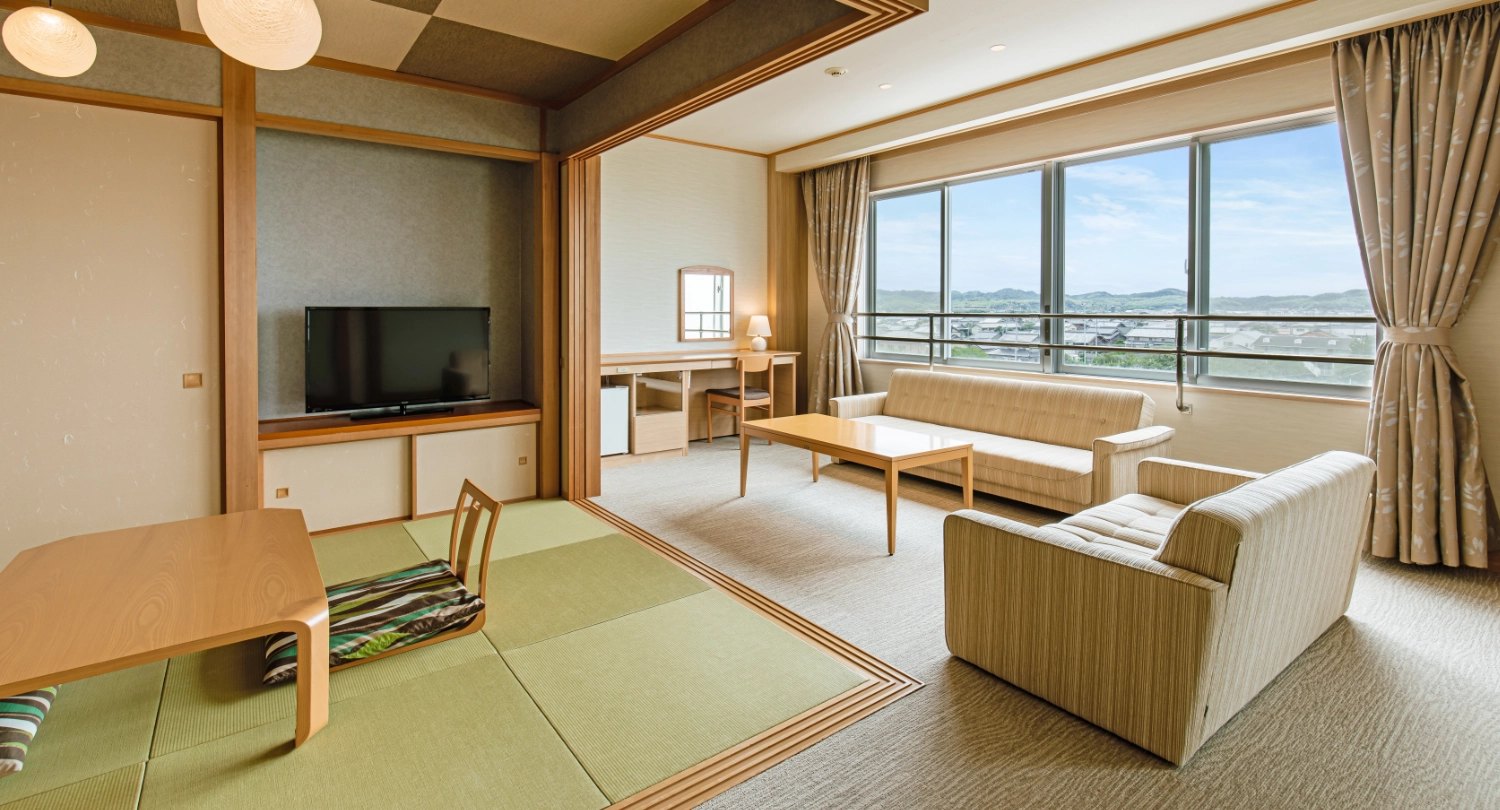 亀の井ホテル 知多美浜 — 知多郡美浜町 · 畳スペースとツインベッドを備えたビューバス付き和洋室