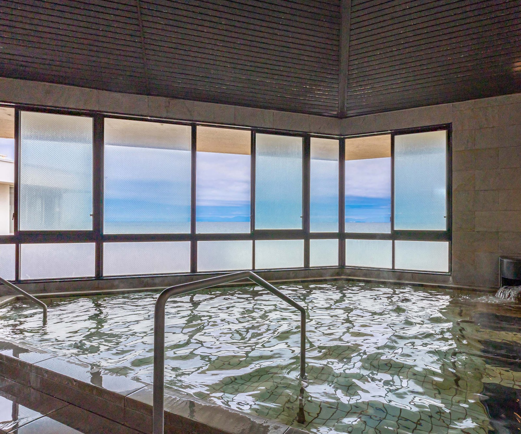 亀の井ホテル 知多美浜 — 知多郡美浜町 · 伊勢湾を大窓越しに望む内湯の大浴場