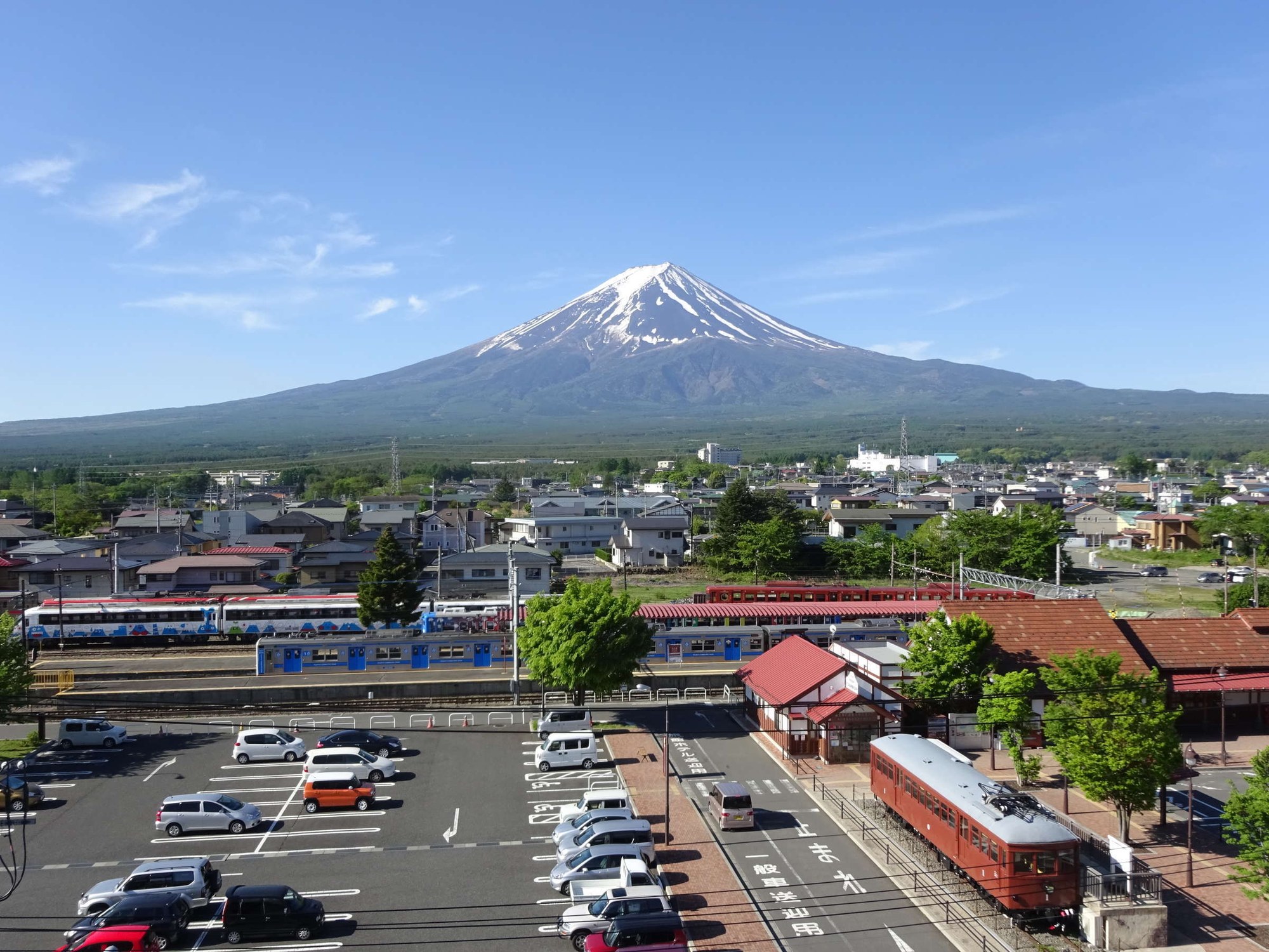 河口湖ステーションイン — 山梨県富士河口湖町 · 屋上から見た河口湖駅と富士山、駅前ロータリーが目の前に広がる