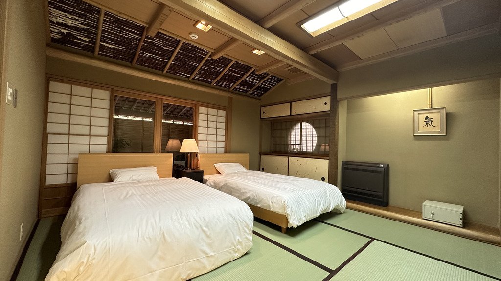 料亭旅館 竹千代 霧島別邸 — 霧島市霧島田口・霧島神宮参道 · 数寄屋造りの二間続きの和室