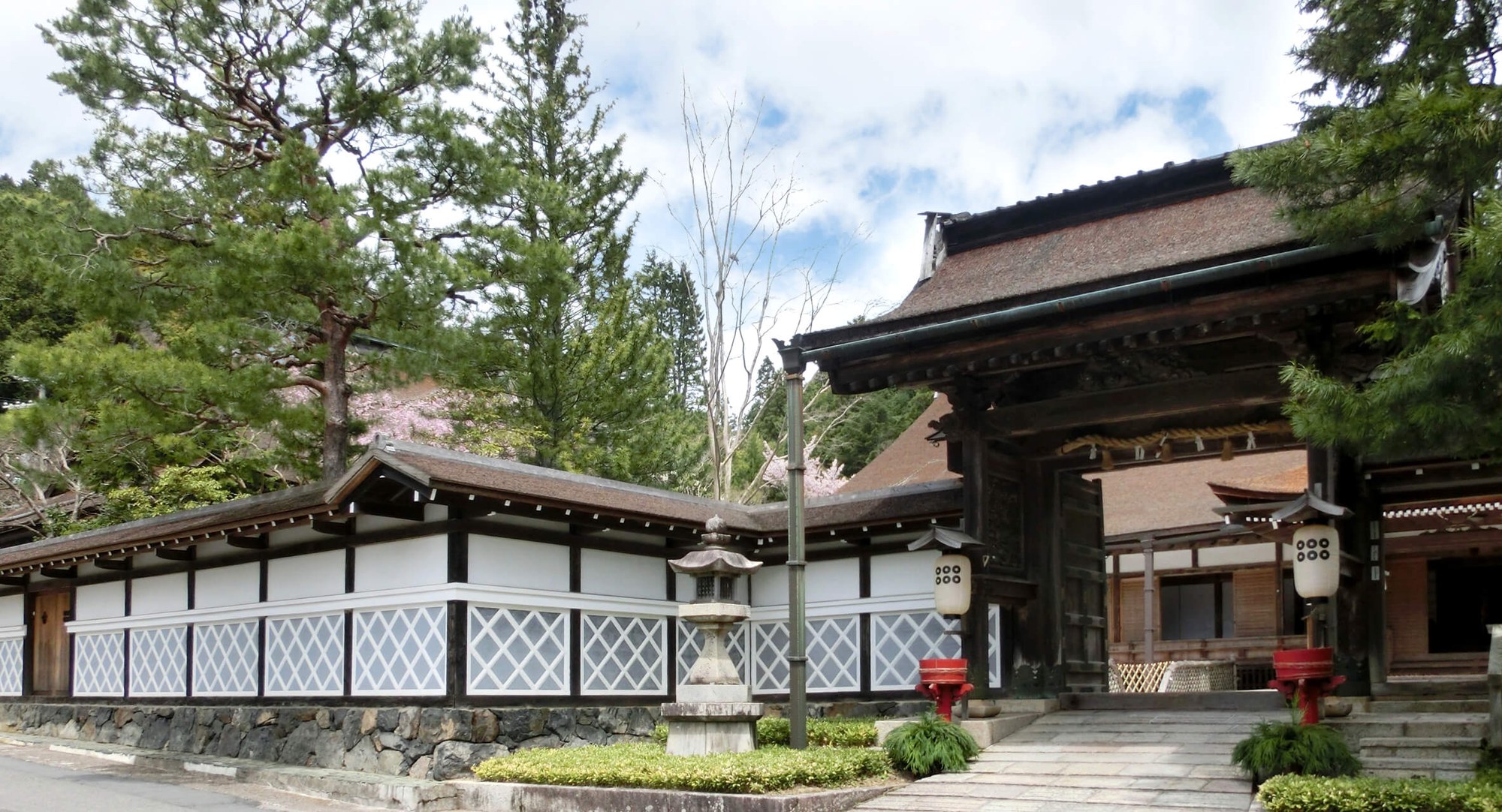 高野山 真田坊 蓮華定院 — 和歌山県高野町 · 真田家ゆかりの山門と白壁が続く宿坊