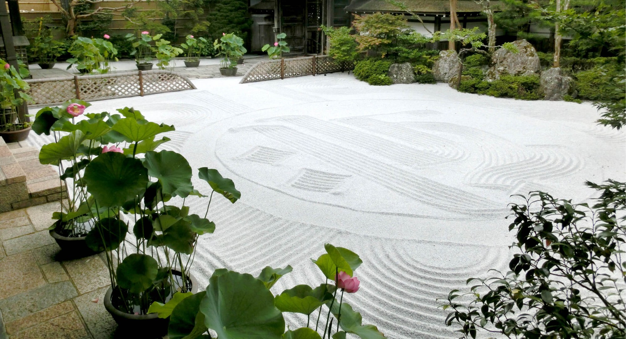 高野山 真田坊 蓮華定院 — 和歌山県高野町 · 梵字「キリク」の砂紋を描いた枯山水の表庭