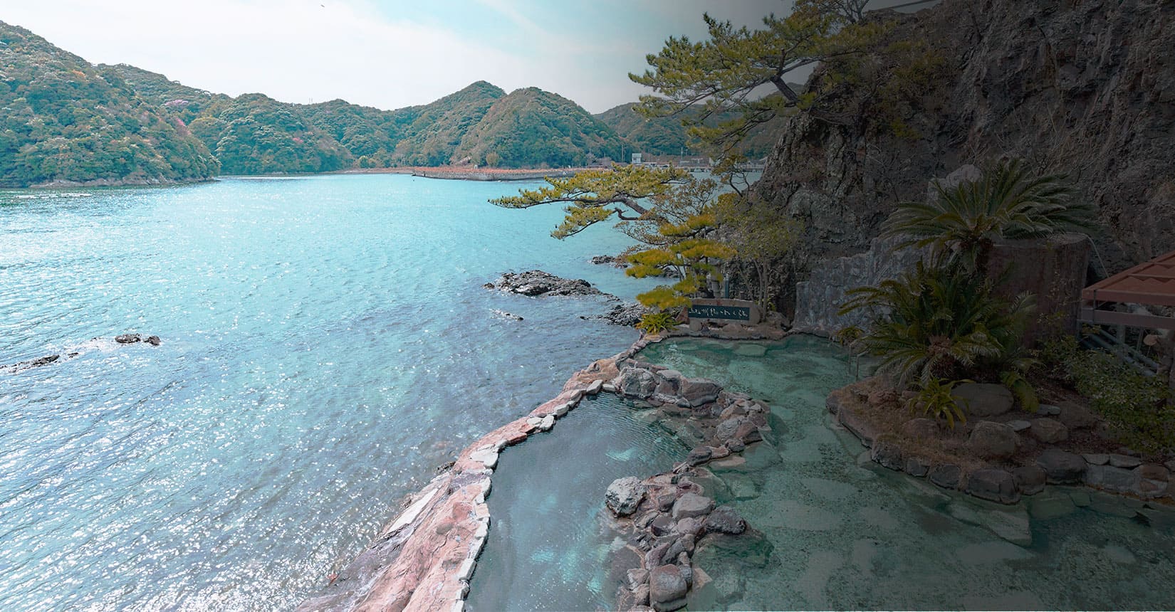 碧き島の宿 熊野別邸 中の島 — 和歌山・那智勝浦町 勝浦湾 · 送迎船で渡る一島一旅館、海際の露天風呂「紀州潮聞之湯」