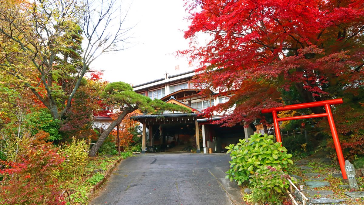 桐島屋旅館 — 群馬県草津町・湯畑から徒歩3分 · 囲山公園に隣接する明治創業の和風旅館の外観