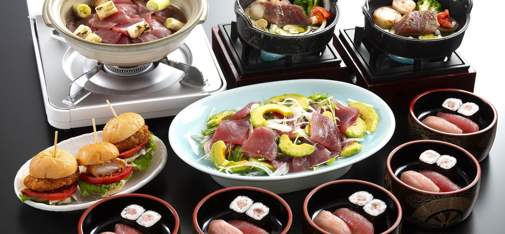 休暇村陸中宮古 — 宮古市崎鍬ヶ崎 · 夕食の三陸シーサイドビュッフェに並ぶ牡蠣や刺身、海鮮の盛り合わせ