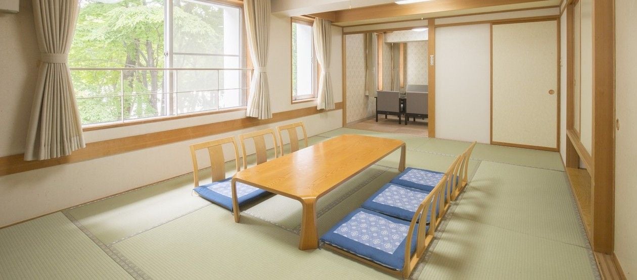 休暇村陸中宮古 — 和室12畳 · 座卓と座椅子を置いた家族やグループ向けの広い和室