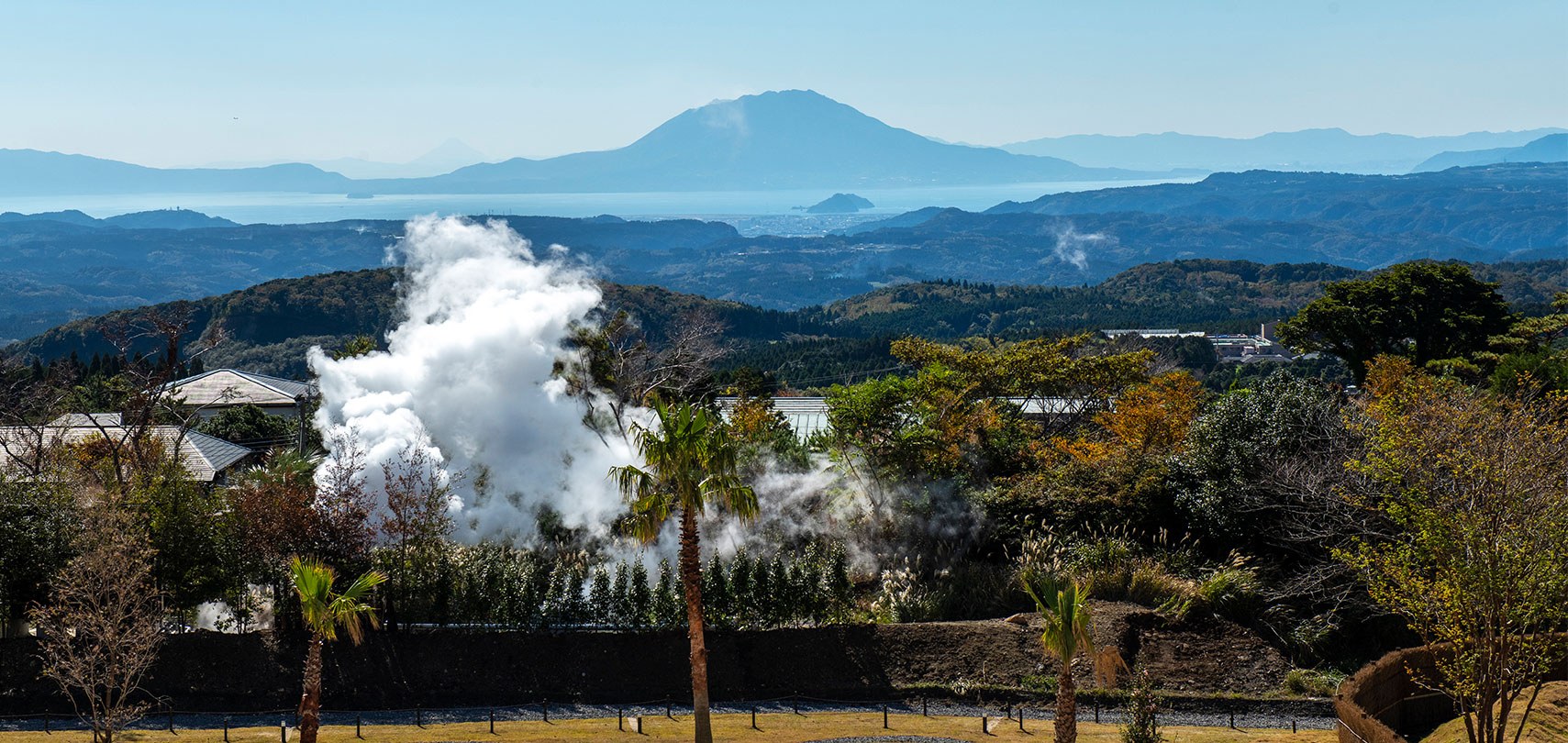 ラビスタ霧島ヒルズ — 鹿児島県霧島市・霧島温泉郷 · 湯けむりの先に錦江湾と桜島を望む高台の眺め