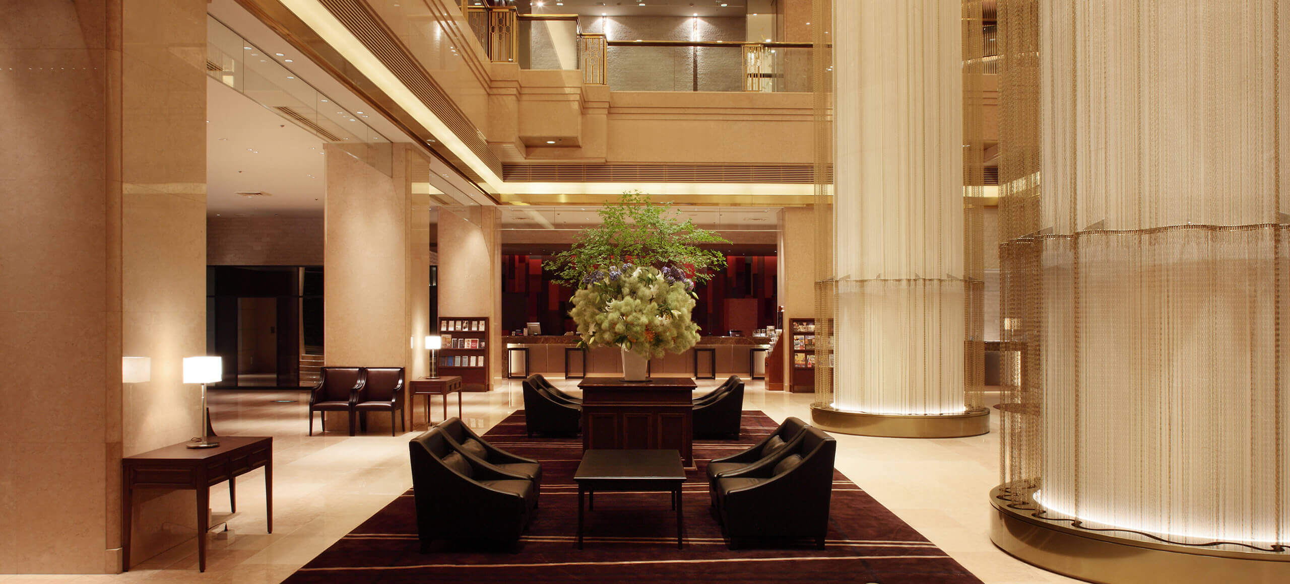 ホテルメトロポリタン仙台 — 仙台市青葉区・JR仙台駅西口 · 1階フロント前の吹き抜けロビー