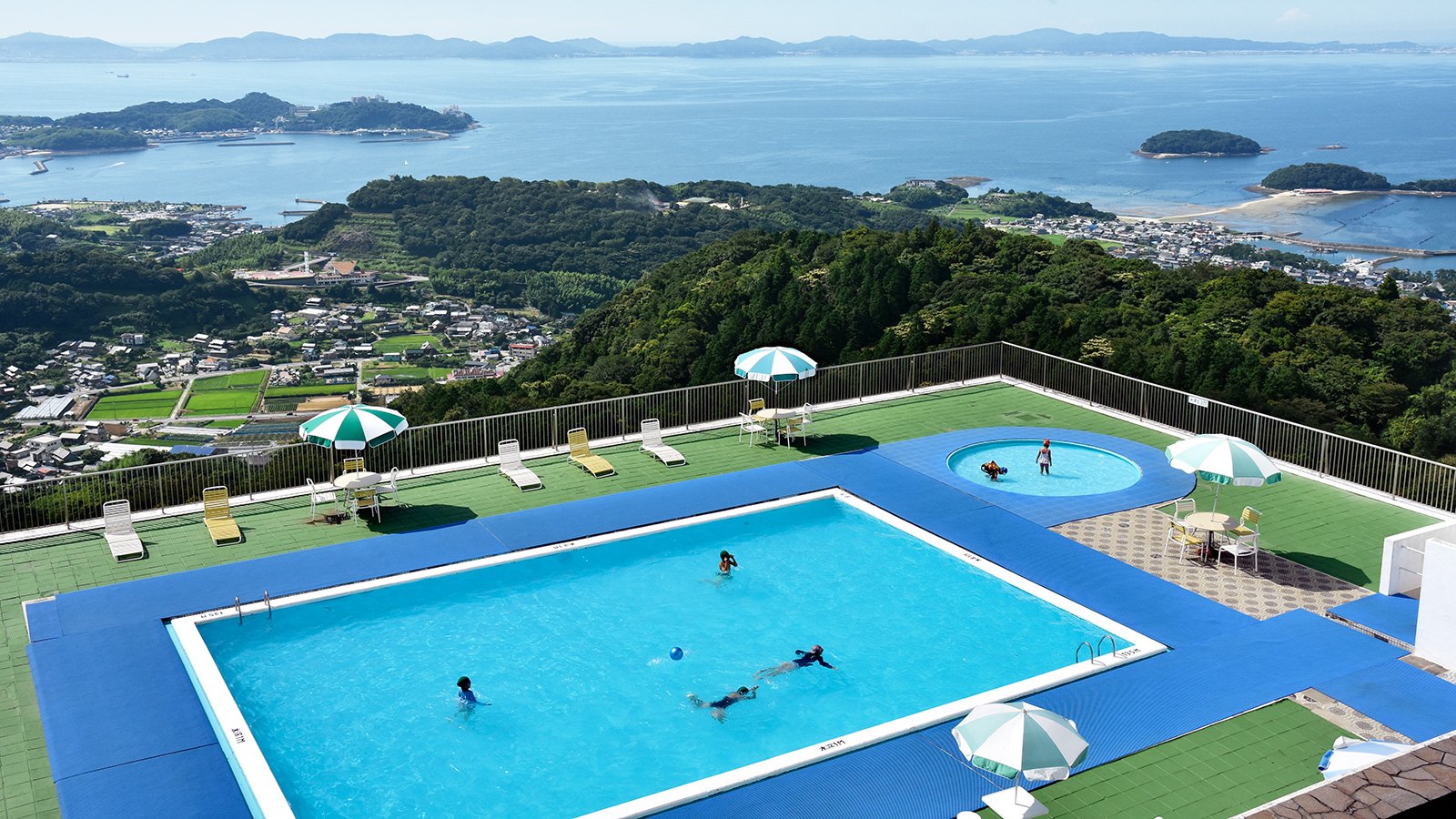 三河湾ヒルズ・ホテル — 西尾市・東幡豆 · 三河湾と島々を見下ろす夏季限定のスカイプール