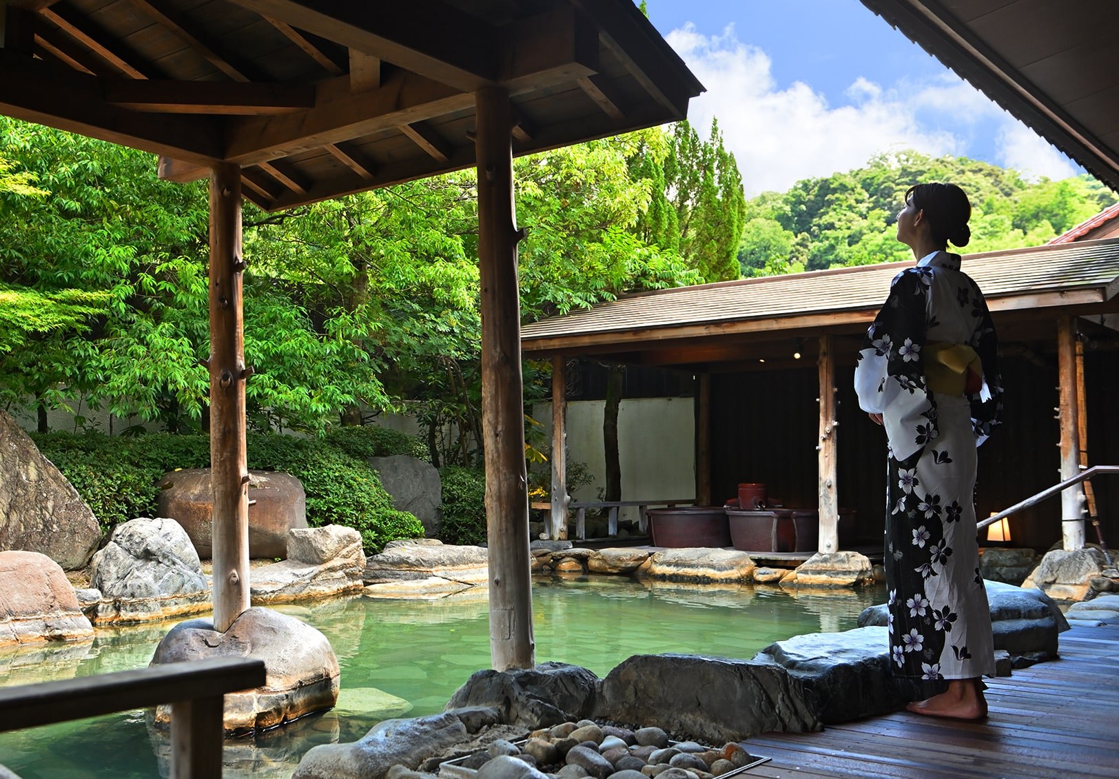 三朝館 — 鳥取県三朝町・三朝温泉 · 約1,000坪の日本庭園風呂「庭の湯」の露天と東屋