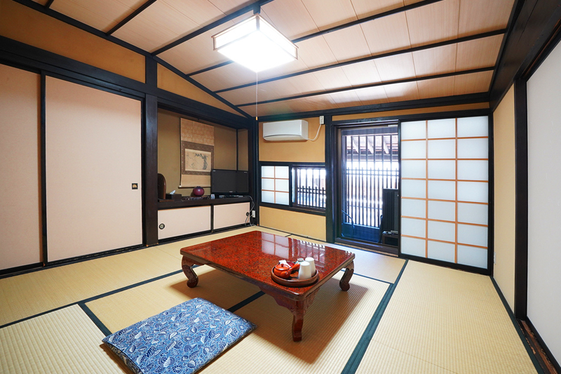 御宿 伊勢屋 — 長野県塩尻市・奈良井宿 · 1818年創業、格子窓のある本館の和室客室