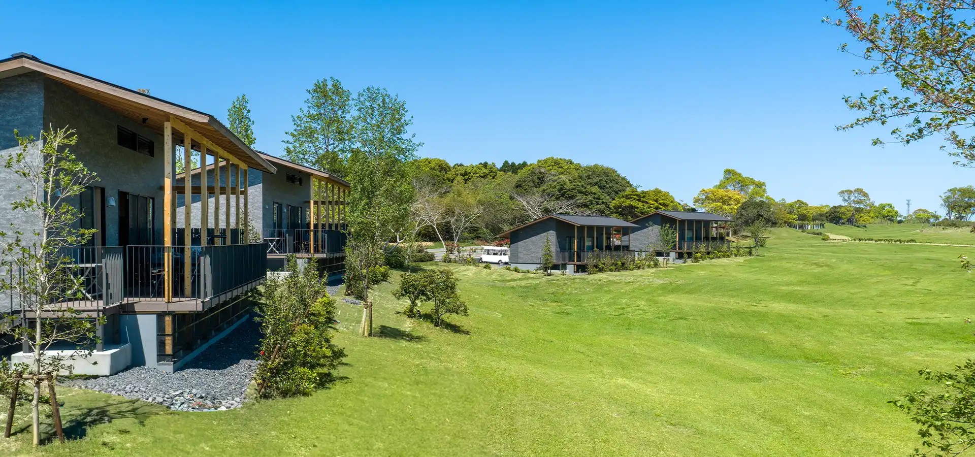 NEMU RESORT HOTEL NEMU — 三重県志摩市 · 芝の斜面に沿って並ぶヴィラ棟、英虞湾に面した半島のリゾート