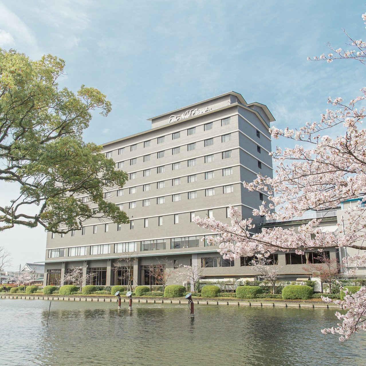 ホテルニューオータニ佐賀 — 佐賀市与賀町 · お濠に面して建つ1976年開業のシティホテルの外観