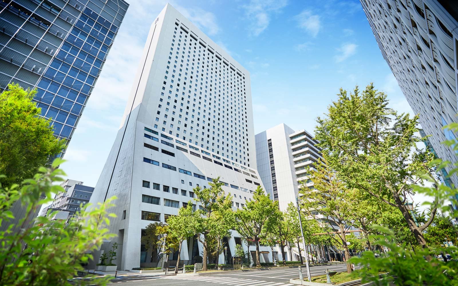 ホテル日航大阪 — 大阪市中央区西心斎橋 · 御堂筋のイチョウ並木に面した1982年開業の高層ホテル外観