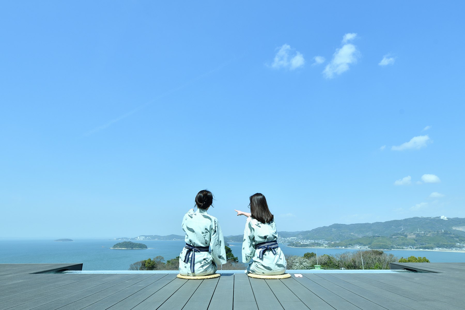天空海遊の宿 末広 — 蒲郡市・西浦温泉 · 屋上の天空露天風呂デッキから三河湾と島々を望む
