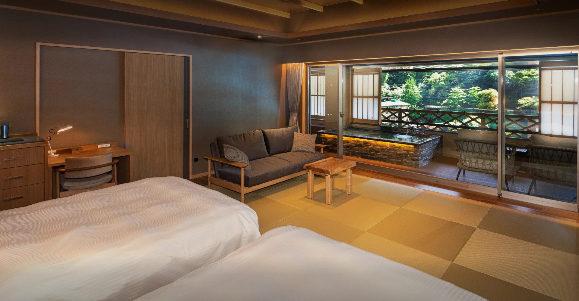 箱根湯本温泉 ホテルおかだ — 箱根湯本・湯本茶屋 · 緑に面した温泉付き和モダン客室