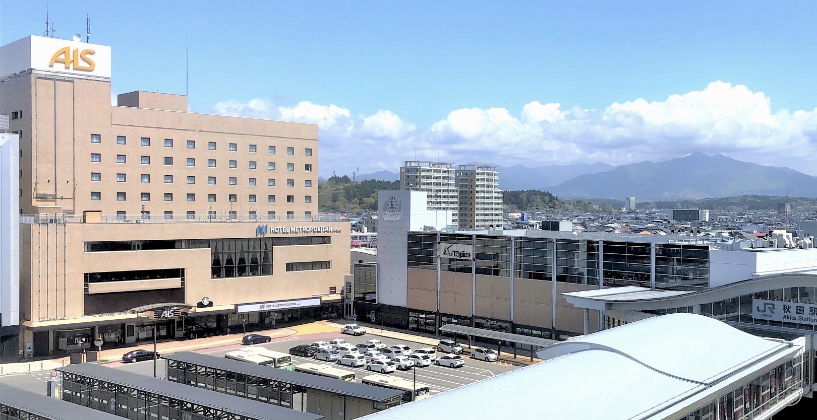 ホテルメトロポリタン秋田 — 秋田市・JR秋田駅西口 · 駅ビルに隣接して建つ1986年開業のシティホテル外観