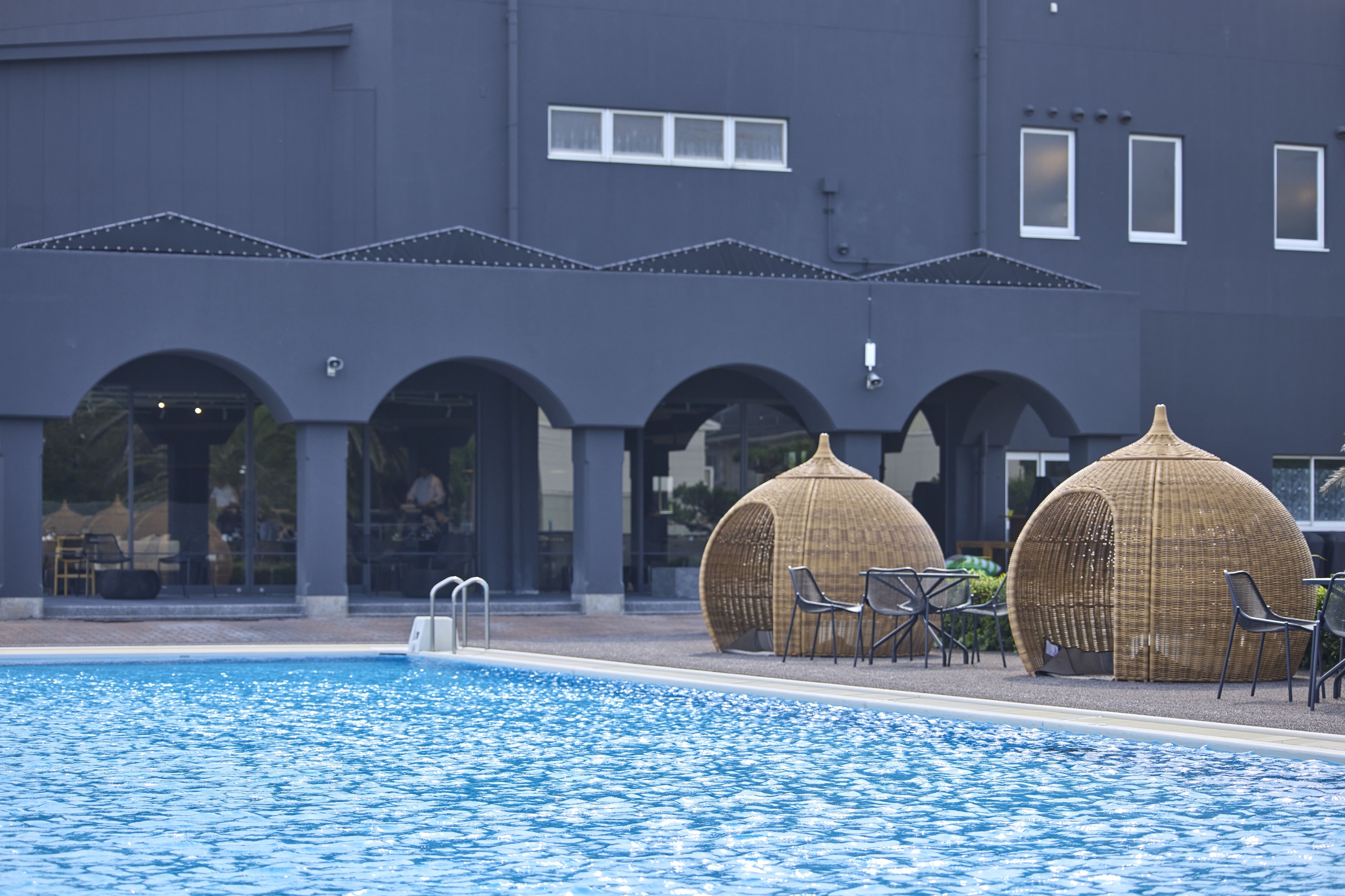 ONCRI-KARATSU（おんくり唐津） — 佐賀県唐津市浜玉町 · 夏季限定の屋外プールとアーチの並ぶ館