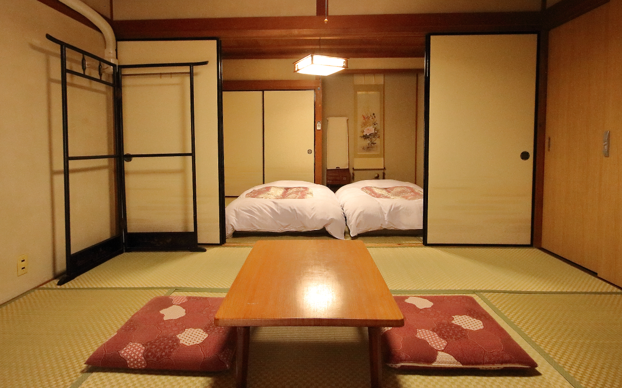 諸人御宿 まるや — 長野県南木曽町・大妻籠 · 寛政元年創業の民宿、襖で仕切られた続き間の和室