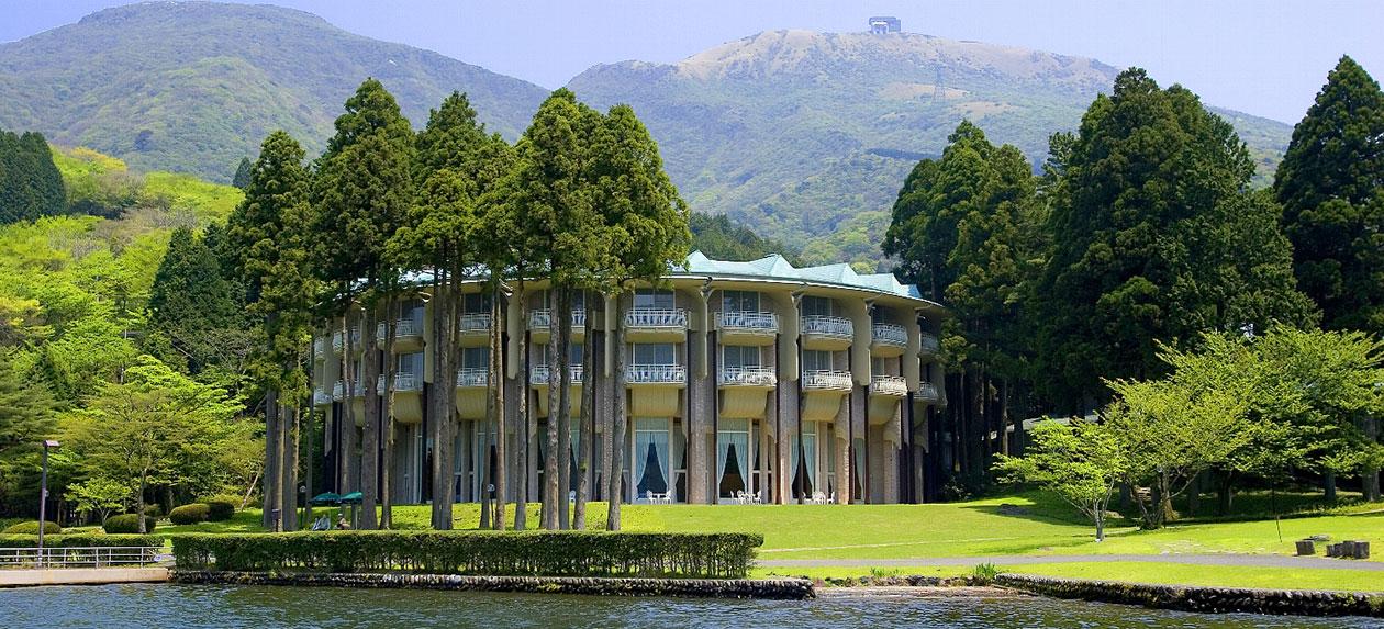 ザ・プリンス 箱根芦ノ湖 — 箱根・芦ノ湖畔 · 杉木立と山を背に湖畔に建つ円形の客室棟