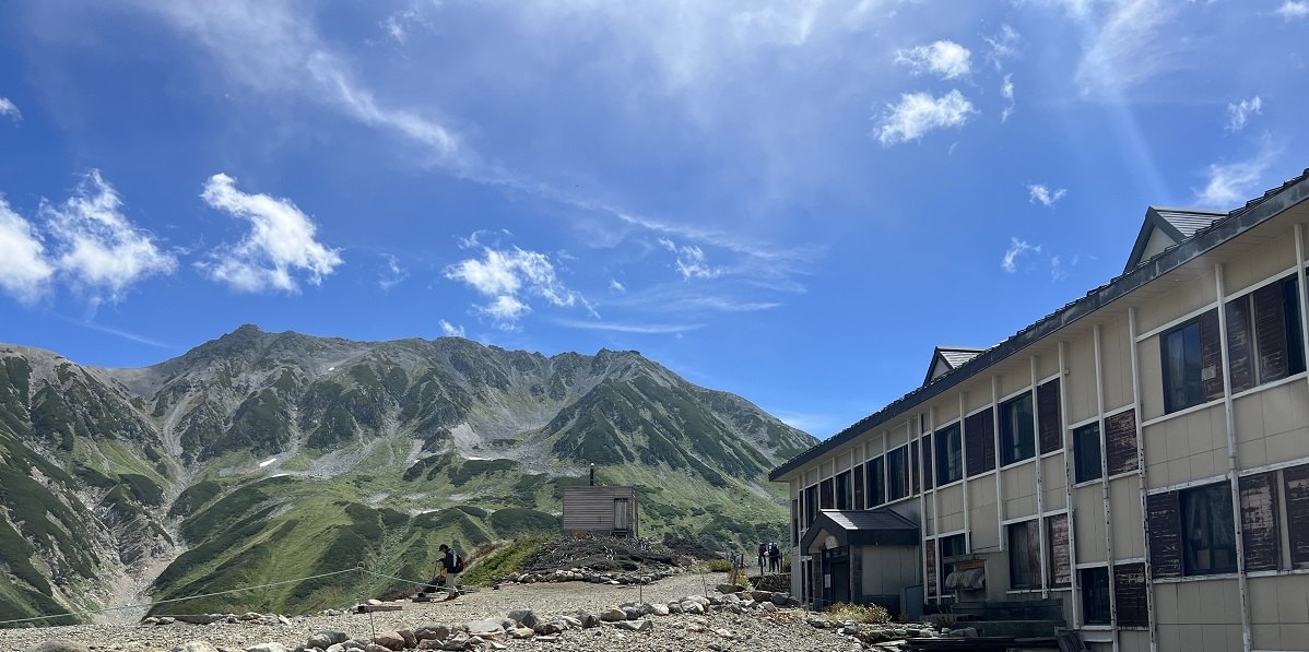 らいちょう温泉 雷鳥荘 — 富山県立山町・室堂平 · 立山連峰を背にした山岳温泉宿の外観