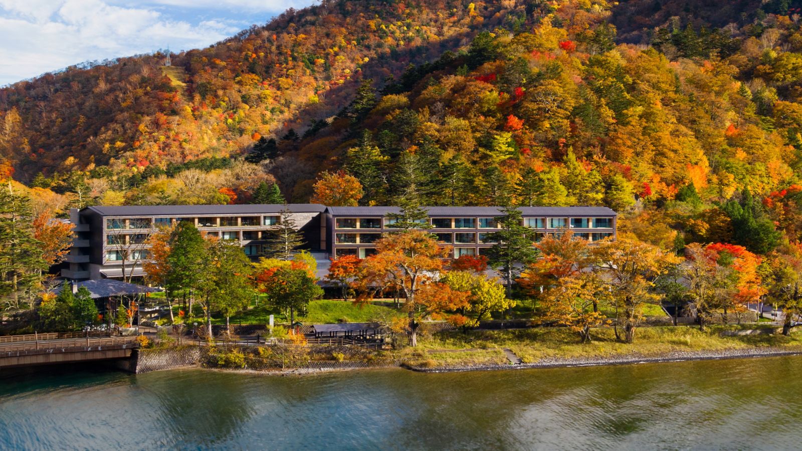 ザ・リッツ・カールトン日光 — 日光市中宮祠 · 紅葉の山を背に中禅寺湖のほとりに建つ低層の客室棟