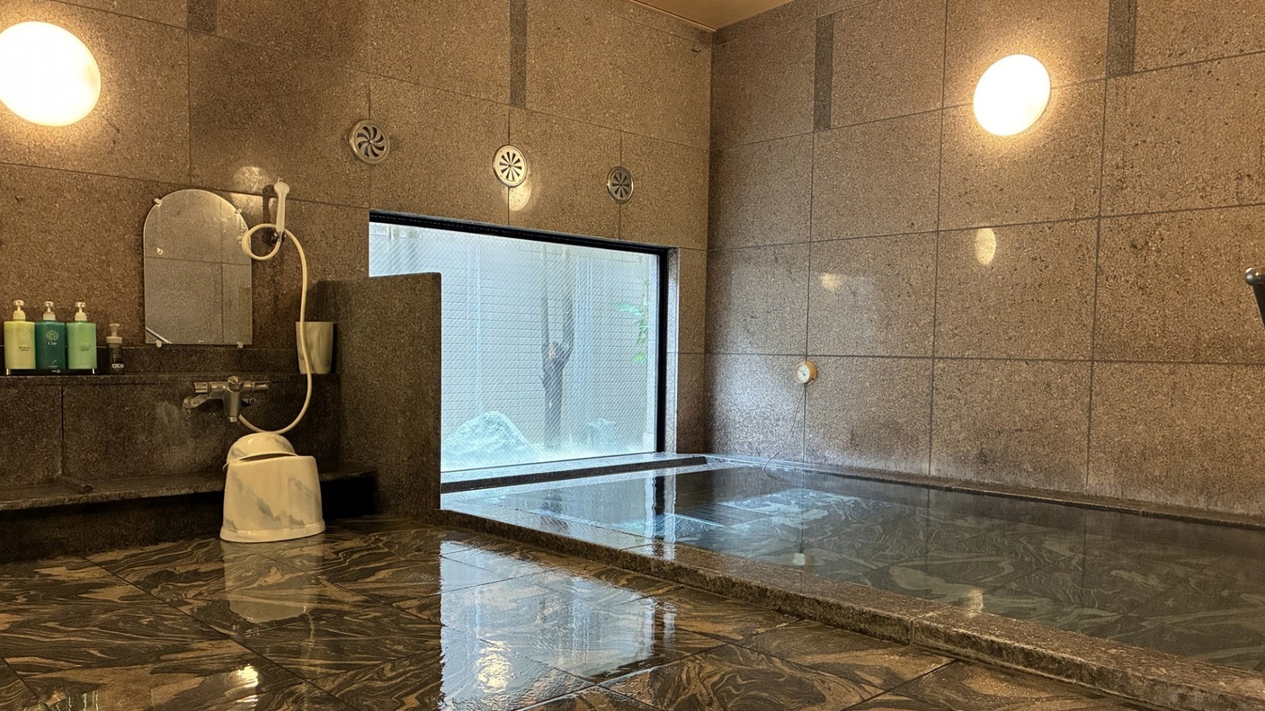ホテルルートイン御殿場駅南 — 静岡県御殿場市・御殿場駅徒歩約4分 · ラジウム人工温泉の大浴場「旅人の湯」を備える136室のホテル
