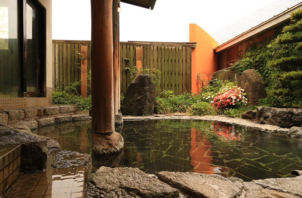小木温泉 旅館かもめ荘 — 佐渡市小木町 · 源泉かけ流しの岩造り露天風呂、小木港から徒歩約10分の11室の旅館