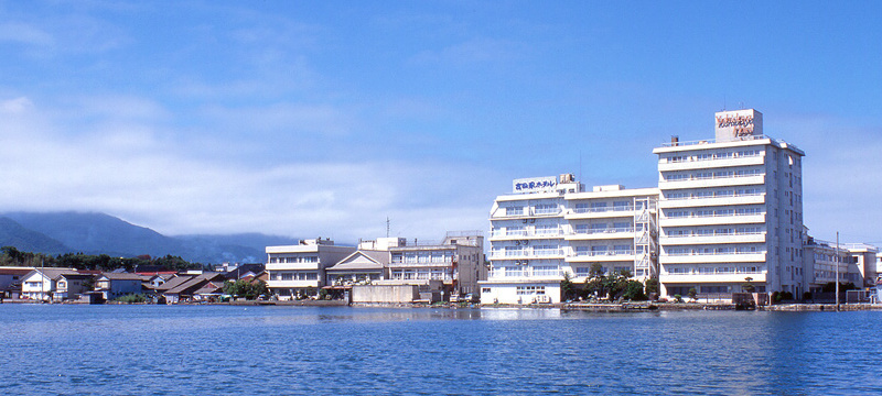 湖畔の宿 吉田家 — 佐渡市両津・加茂湖畔 · 安政5年創業、湖に面して建つ64室の温泉旅館の外観