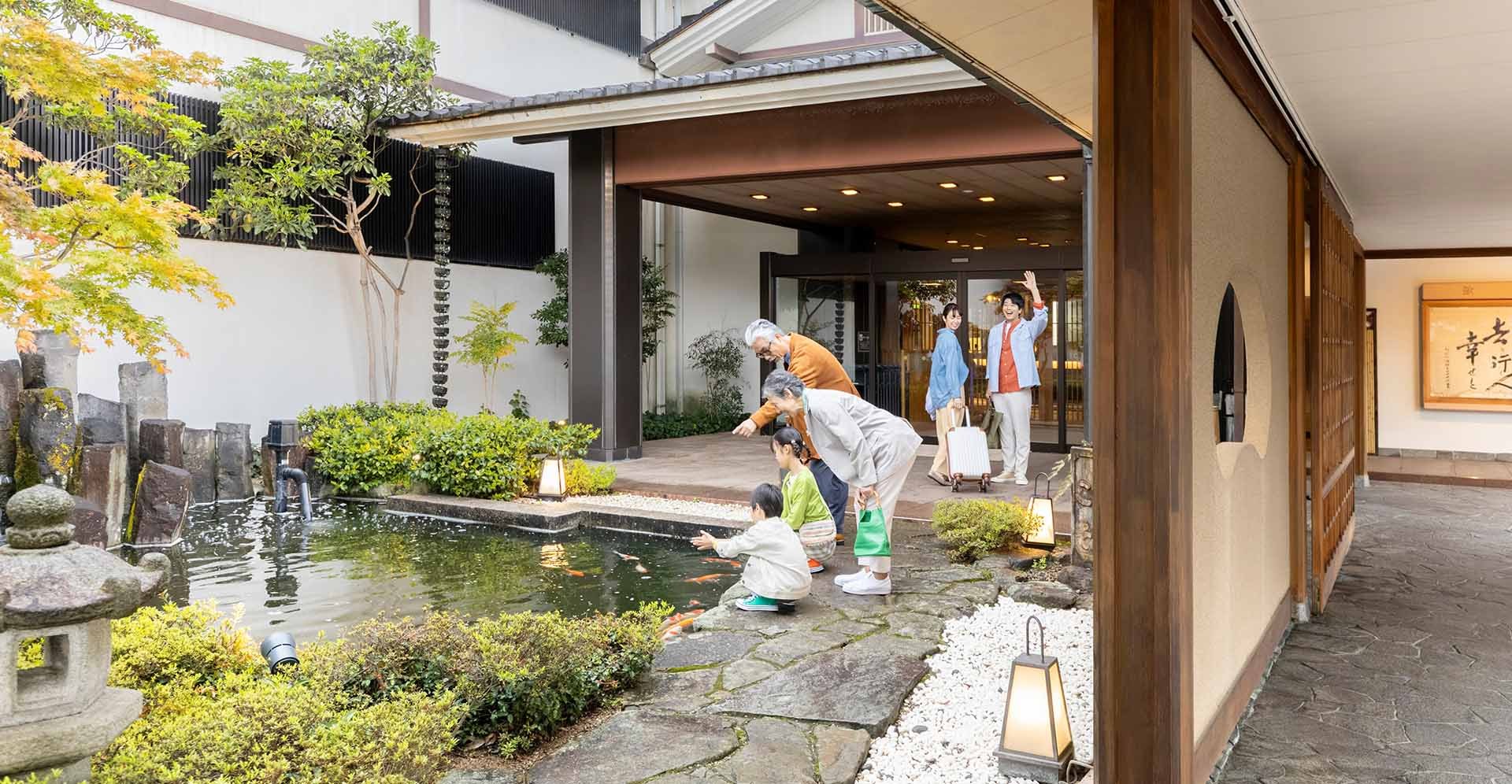 大江戸温泉物語Premium 斉木別館 — 鳥取県三朝町・三朝温泉 · 鯉の泳ぐ池と日本庭園に面した玄関