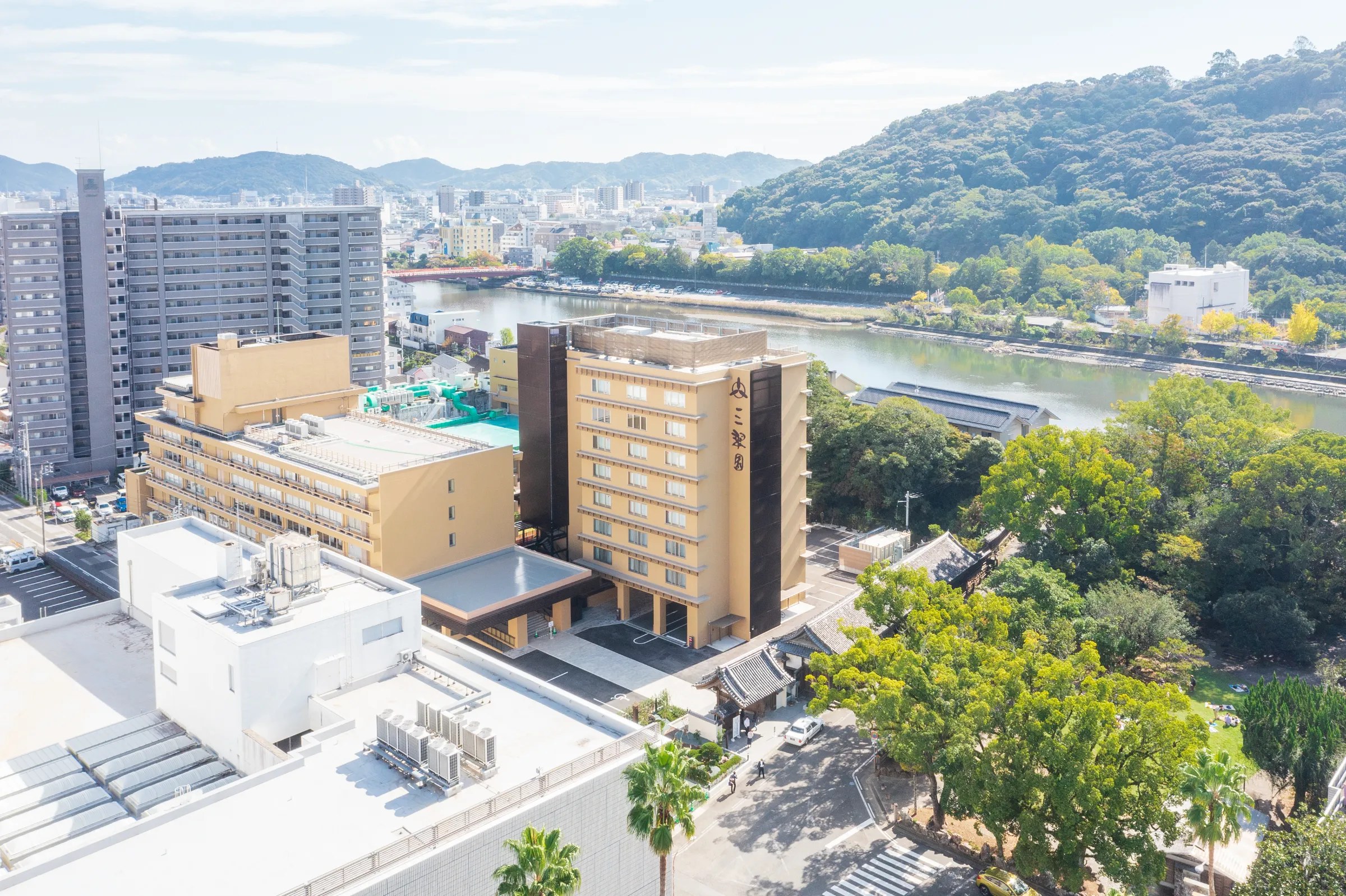 三翠園 — 高知市鷹匠町 · 鏡川沿いに建つ天然温泉旅館の全景と筆山の遠望