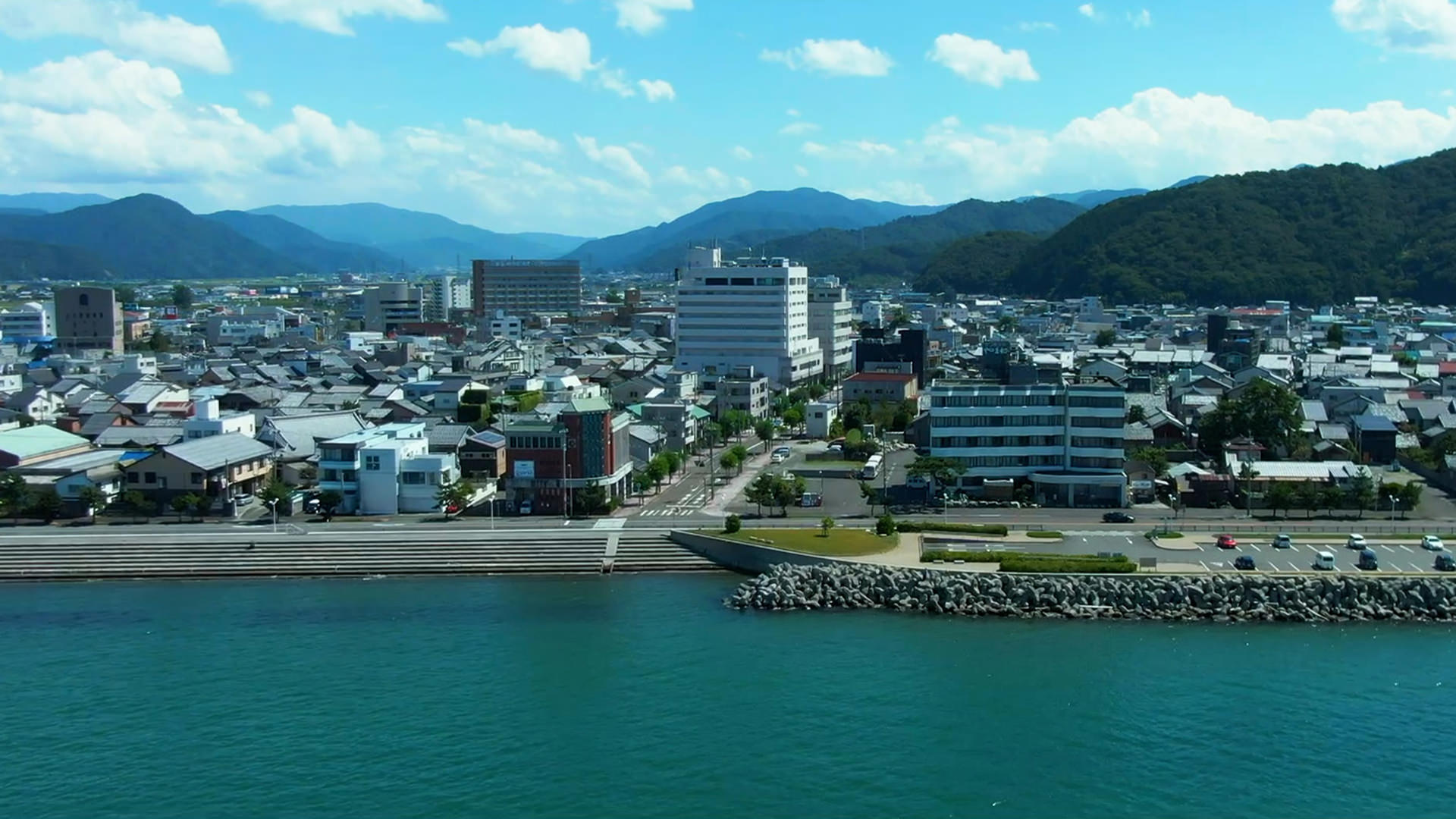 ホテルせくみ屋 — 福井県小浜市 · 小浜湾と小浜の町並みを海側から望む、1993年開業・10階建ての宿