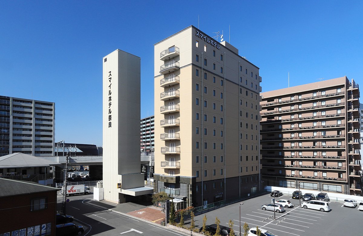 スマイルホテル奈良 — 奈良市三条本町 · JR奈良駅東口から徒歩約2分に建つ全175室のホテルの外観